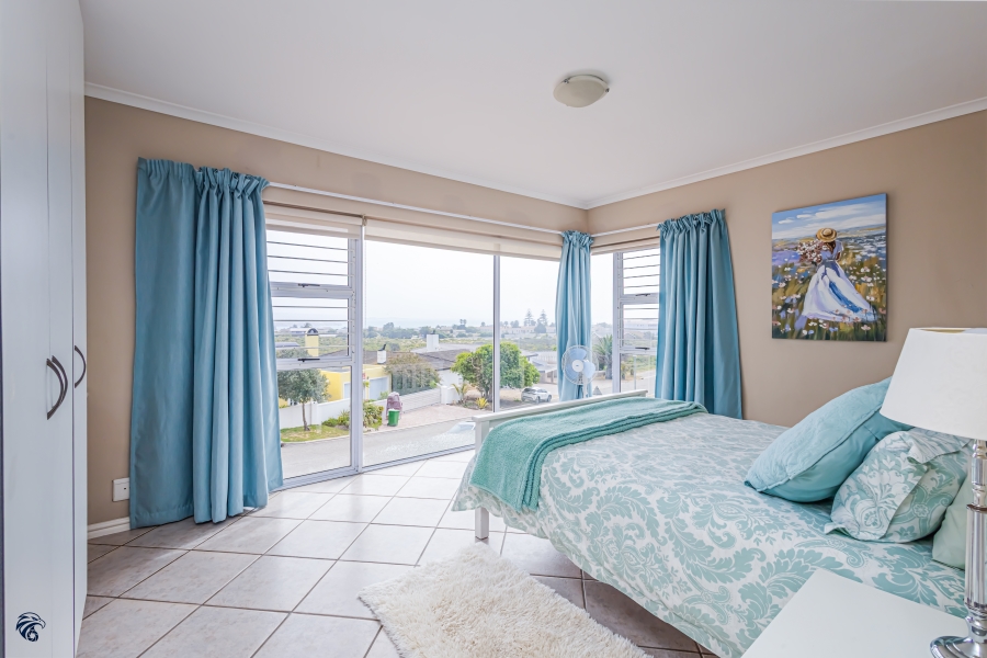 6 Bedroom Property for Sale in Middedorp Western Cape